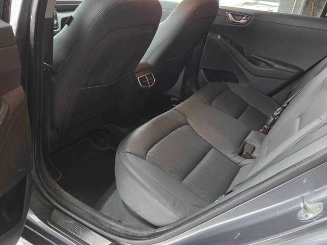 Серый Хендай Ioniq, объемом двигателя 0 л и пробегом 101 тыс. км за 15700 $, фото 4 на Automoto.ua