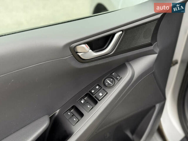 Сірий Хендай Ioniq, об'ємом двигуна 1.6 л та пробігом 88 тис. км за 14899 $, фото 13 на Automoto.ua