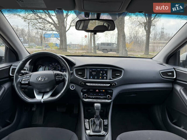 Сірий Хендай Ioniq, об'ємом двигуна 1.6 л та пробігом 89 тис. км за 14899 $, фото 12 на Automoto.ua