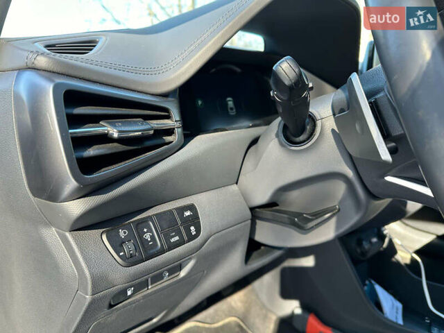 Сірий Хендай Ioniq, об'ємом двигуна 0 л та пробігом 110 тис. км за 14300 $, фото 29 на Automoto.ua