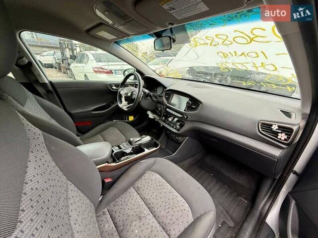 Сірий Хендай Ioniq, об'ємом двигуна 0 л та пробігом 125 тис. км за 6700 $, фото 23 на Automoto.ua