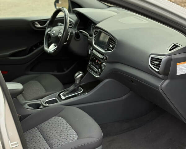 Сірий Хендай Ioniq, об'ємом двигуна 1.6 л та пробігом 89 тис. км за 14899 $, фото 13 на Automoto.ua