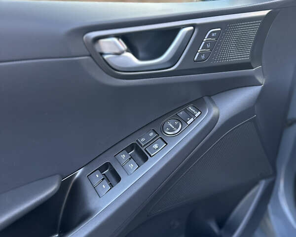 Сірий Хендай Ioniq, об'ємом двигуна 0 л та пробігом 112 тис. км за 16400 $, фото 31 на Automoto.ua