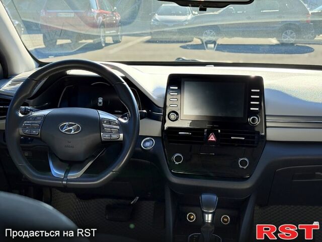 Серый Хендай Ioniq, объемом двигателя 1.6 л и пробегом 125 тыс. км за 15200 $, фото 5 на Automoto.ua