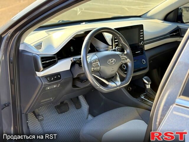 Серый Хендай Ioniq, объемом двигателя 1.6 л и пробегом 125 тыс. км за 15200 $, фото 4 на Automoto.ua