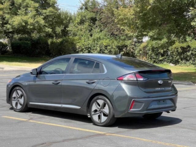 Серый Хендай Ioniq, объемом двигателя 1.6 л и пробегом 32 тыс. км за 11900 $, фото 7 на Automoto.ua