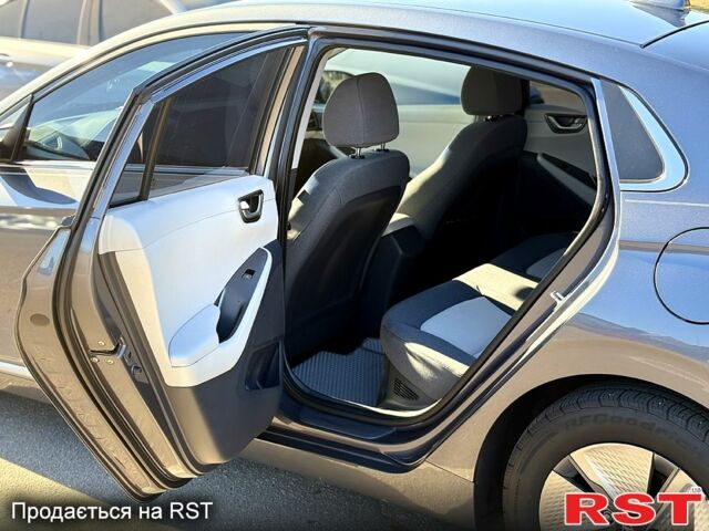 Серый Хендай Ioniq, объемом двигателя 1.6 л и пробегом 125 тыс. км за 15200 $, фото 6 на Automoto.ua