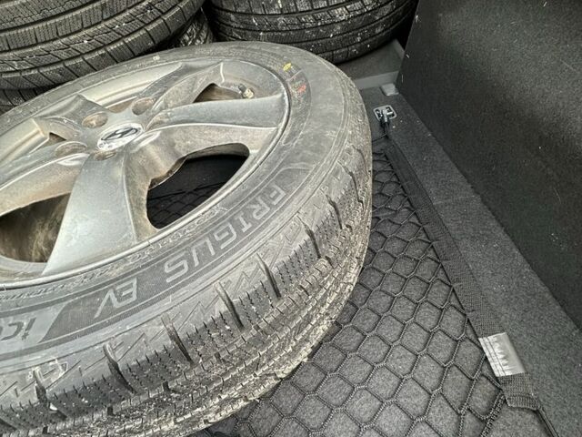 Серый Хендай Ioniq, объемом двигателя 0 л и пробегом 129 тыс. км за 12699 $, фото 11 на Automoto.ua