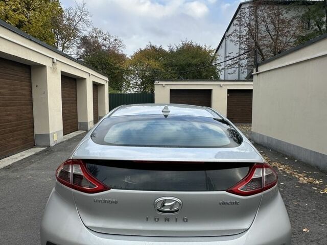 Серый Хендай Ioniq, объемом двигателя 0 л и пробегом 129 тыс. км за 12699 $, фото 2 на Automoto.ua