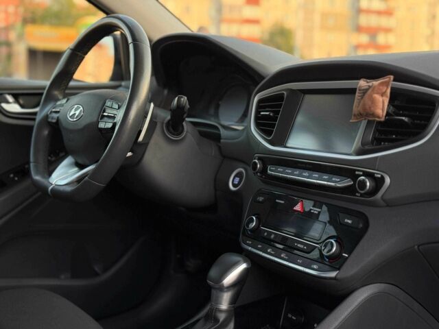 Серый Хендай Ioniq, объемом двигателя 1.6 л и пробегом 144 тыс. км за 12999 $, фото 12 на Automoto.ua