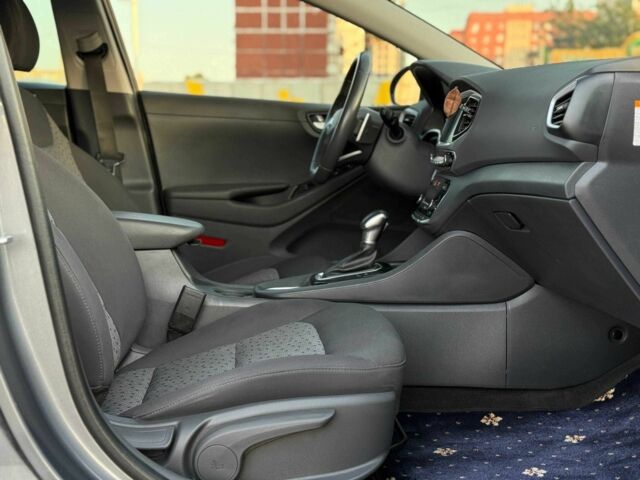 Серый Хендай Ioniq, объемом двигателя 1.6 л и пробегом 144 тыс. км за 12999 $, фото 13 на Automoto.ua