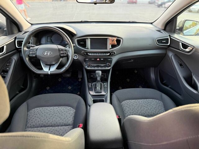 Серый Хендай Ioniq, объемом двигателя 1.6 л и пробегом 144 тыс. км за 12999 $, фото 11 на Automoto.ua