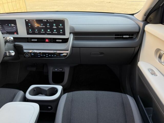 Серый Хендай Ioniq, объемом двигателя 0 л и пробегом 2 тыс. км за 26900 $, фото 12 на Automoto.ua