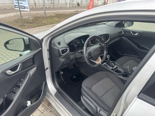 Сірий Хендай Ioniq, об'ємом двигуна 1.6 л та пробігом 59 тис. км за 15300 $, фото 3 на Automoto.ua