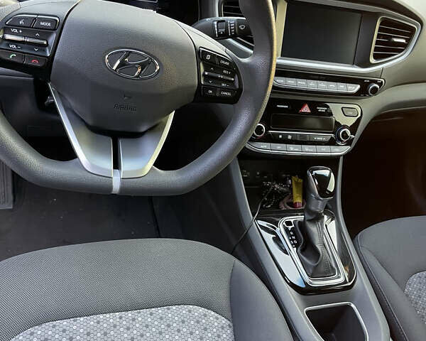 Сірий Хендай Ioniq, об'ємом двигуна 1.6 л та пробігом 150 тис. км за 13000 $, фото 2 на Automoto.ua