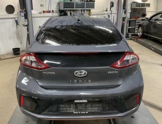 Серый Хендай Ioniq, объемом двигателя 0 л и пробегом 87 тыс. км за 11800 $, фото 3 на Automoto.ua