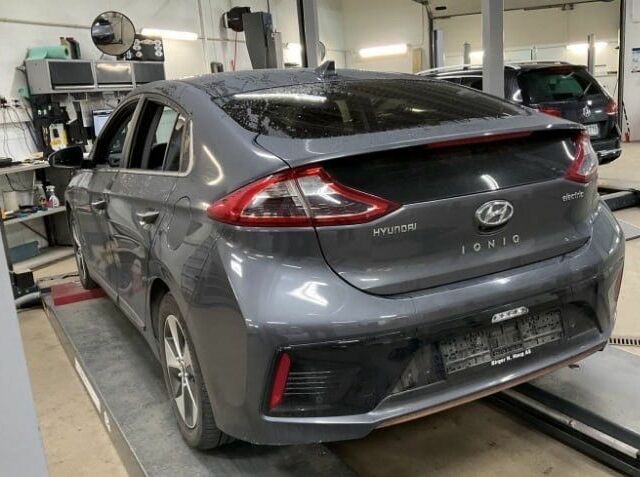 Серый Хендай Ioniq, объемом двигателя 0 л и пробегом 87 тыс. км за 11800 $, фото 2 на Automoto.ua