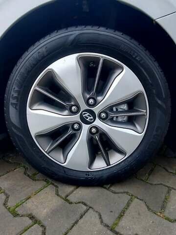 Серый Хендай Ioniq, объемом двигателя 1.58 л и пробегом 72 тыс. км за 16500 $, фото 25 на Automoto.ua