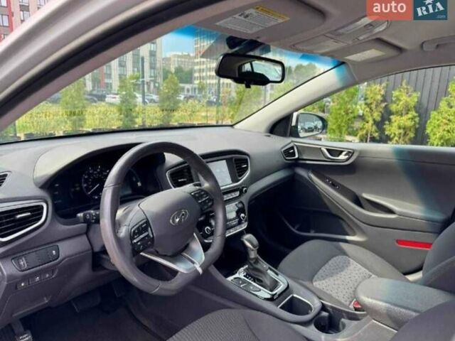 Сірий Хендай Ioniq, об'ємом двигуна 1.58 л та пробігом 80 тис. км за 17500 $, фото 3 на Automoto.ua