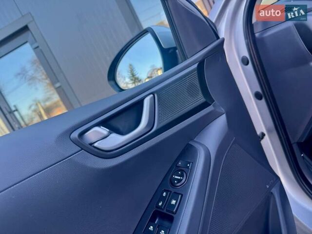Серый Хендай Ioniq, объемом двигателя 0 л и пробегом 87 тыс. км за 11555 $, фото 74 на Automoto.ua