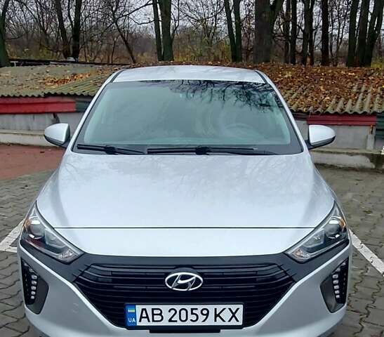 Серый Хендай Ioniq, объемом двигателя 1.58 л и пробегом 72 тыс. км за 16500 $, фото 4 на Automoto.ua