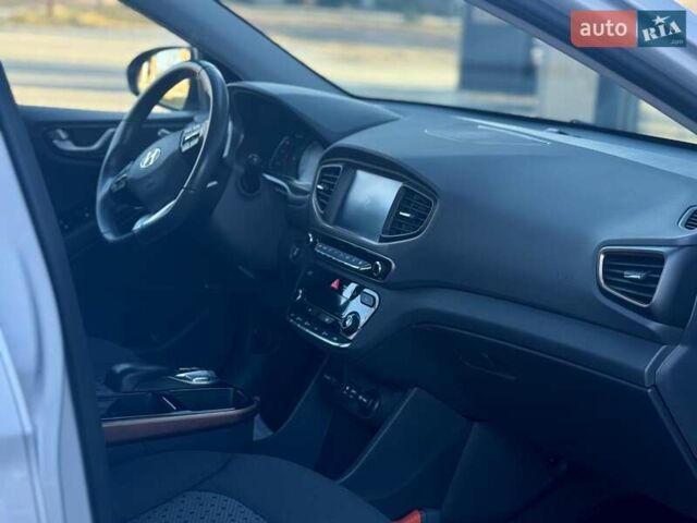 Серый Хендай Ioniq, объемом двигателя 0 л и пробегом 87 тыс. км за 11555 $, фото 110 на Automoto.ua