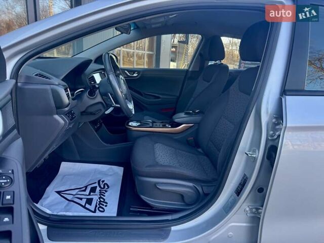Серый Хендай Ioniq, объемом двигателя 0 л и пробегом 87 тыс. км за 11555 $, фото 81 на Automoto.ua