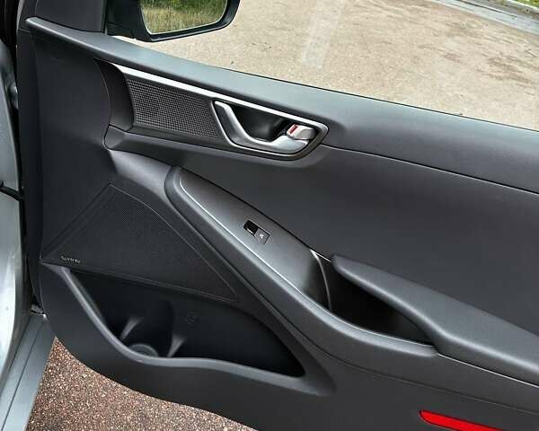 Сірий Хендай Ioniq, об'ємом двигуна 0 л та пробігом 131 тис. км за 16500 $, фото 30 на Automoto.ua