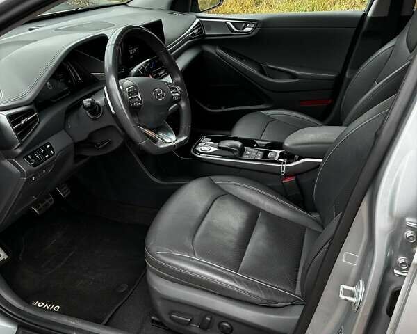Сірий Хендай Ioniq, об'ємом двигуна 0 л та пробігом 131 тис. км за 16500 $, фото 17 на Automoto.ua