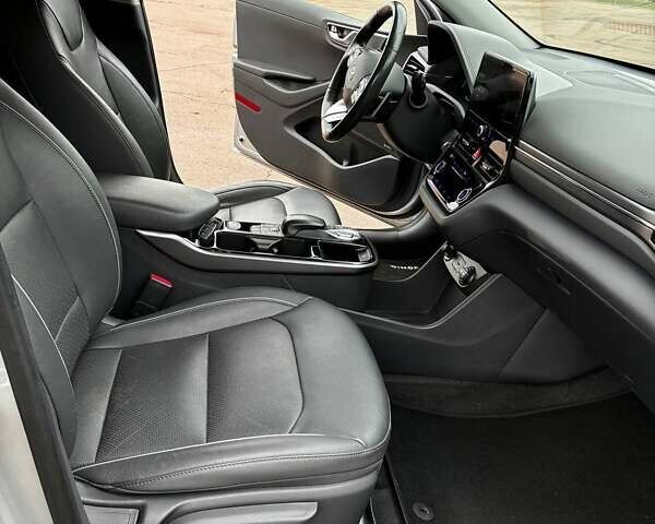 Сірий Хендай Ioniq, об'ємом двигуна 0 л та пробігом 131 тис. км за 16500 $, фото 28 на Automoto.ua