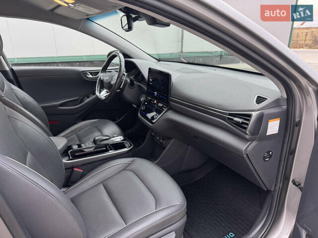 Серый Хендай Ioniq, объемом двигателя 0 л и пробегом 71 тыс. км за 16700 $, фото 14 на Automoto.ua