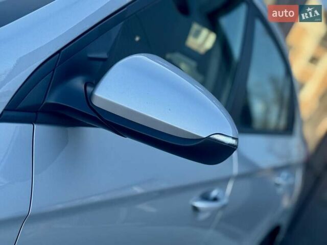 Серый Хендай Ioniq, объемом двигателя 0 л и пробегом 87 тыс. км за 11555 $, фото 41 на Automoto.ua
