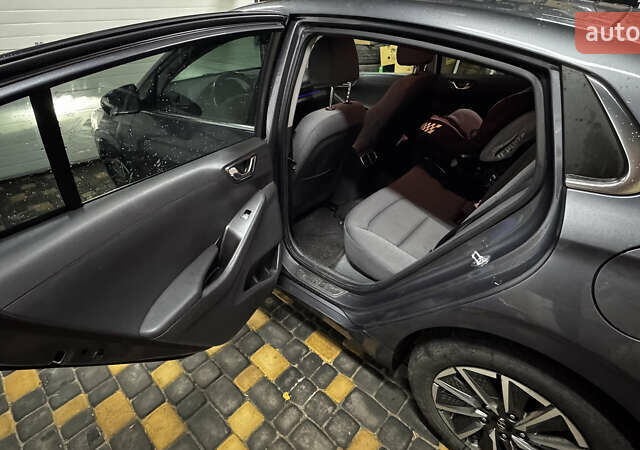 Серый Хендай Ioniq, объемом двигателя 0 л и пробегом 130 тыс. км за 15500 $, фото 9 на Automoto.ua