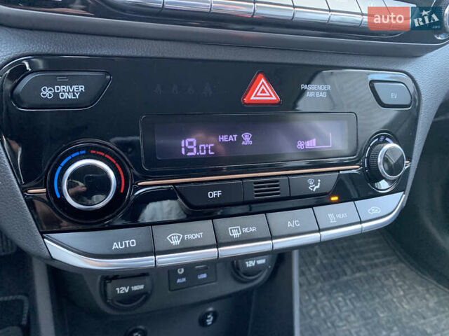 Серый Хендай Ioniq, объемом двигателя 0 л и пробегом 142 тыс. км за 12999 $, фото 3 на Automoto.ua