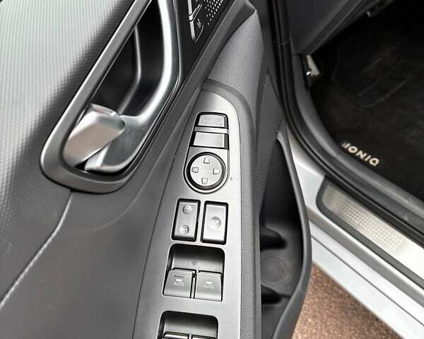 Сірий Хендай Ioniq, об'ємом двигуна 0 л та пробігом 131 тис. км за 16500 $, фото 14 на Automoto.ua