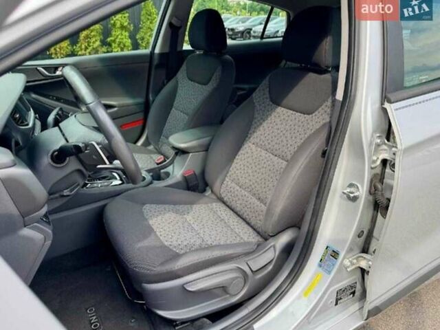 Сірий Хендай Ioniq, об'ємом двигуна 1.58 л та пробігом 80 тис. км за 17500 $, фото 4 на Automoto.ua