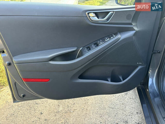Серый Хендай Ioniq, объемом двигателя 0 л и пробегом 75 тыс. км за 15499 $, фото 15 на Automoto.ua