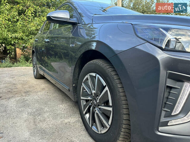 Серый Хендай Ioniq, объемом двигателя 0 л и пробегом 75 тыс. км за 15499 $, фото 4 на Automoto.ua