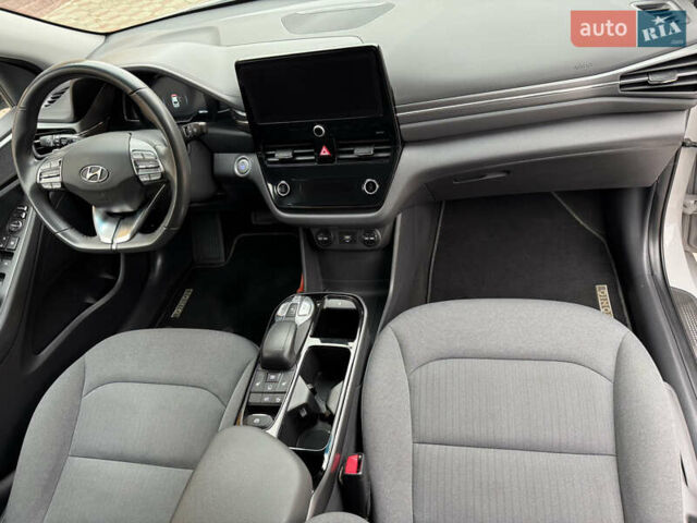 Серый Хендай Ioniq, объемом двигателя 0 л и пробегом 58 тыс. км за 15199 $, фото 38 на Automoto.ua
