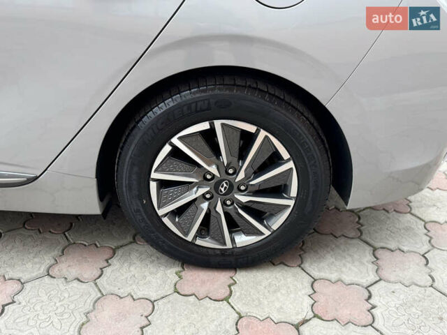 Серый Хендай Ioniq, объемом двигателя 0 л и пробегом 58 тыс. км за 15199 $, фото 60 на Automoto.ua