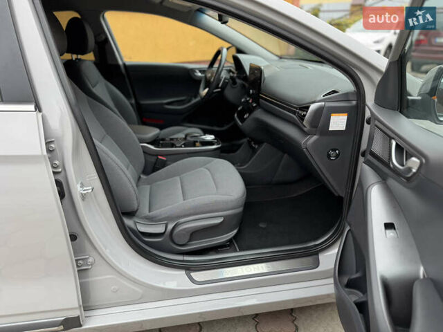 Серый Хендай Ioniq, объемом двигателя 0 л и пробегом 58 тыс. км за 15199 $, фото 72 на Automoto.ua