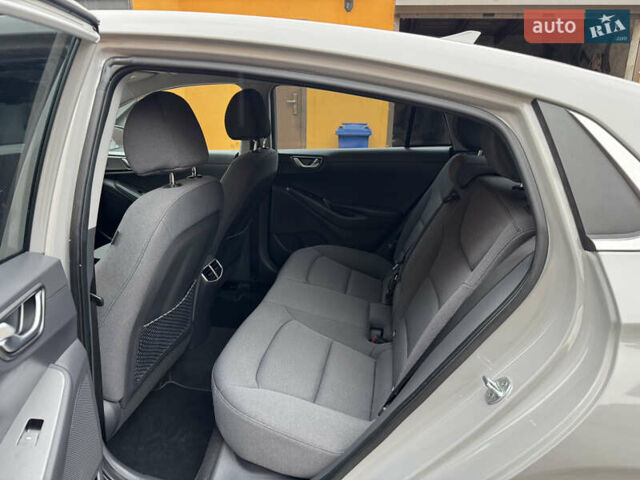 Серый Хендай Ioniq, объемом двигателя 0 л и пробегом 58 тыс. км за 15199 $, фото 16 на Automoto.ua