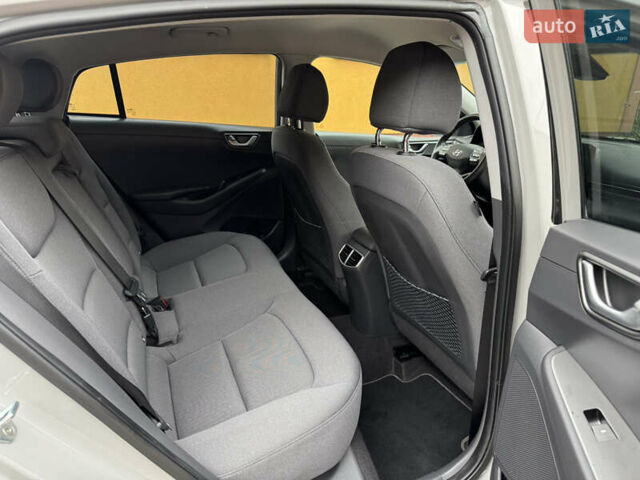 Серый Хендай Ioniq, объемом двигателя 0 л и пробегом 58 тыс. км за 15199 $, фото 36 на Automoto.ua