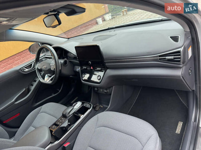 Серый Хендай Ioniq, объемом двигателя 0 л и пробегом 58 тыс. км за 15199 $, фото 40 на Automoto.ua