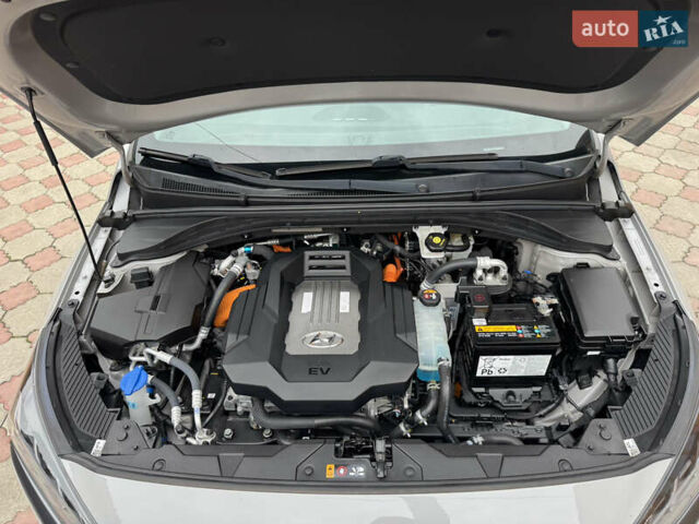 Серый Хендай Ioniq, объемом двигателя 0 л и пробегом 58 тыс. км за 15199 $, фото 42 на Automoto.ua