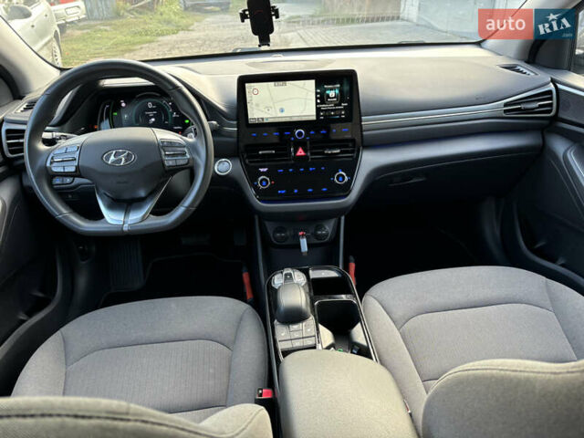 Серый Хендай Ioniq, объемом двигателя 0 л и пробегом 75 тыс. км за 15499 $, фото 22 на Automoto.ua