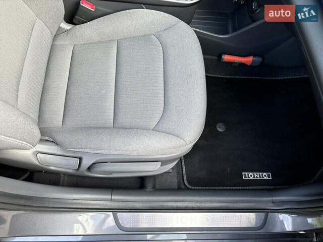 Серый Хендай Ioniq, объемом двигателя 0 л и пробегом 75 тыс. км за 15499 $, фото 24 на Automoto.ua