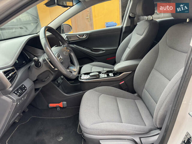 Серый Хендай Ioniq, объемом двигателя 0 л и пробегом 58 тыс. км за 15199 $, фото 15 на Automoto.ua