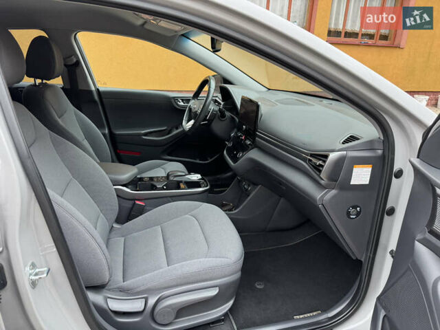 Серый Хендай Ioniq, объемом двигателя 0 л и пробегом 58 тыс. км за 15199 $, фото 39 на Automoto.ua