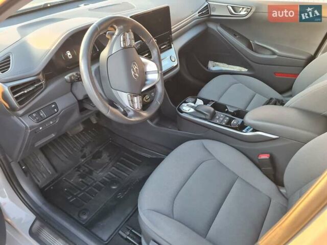 Серый Хендай Ioniq, объемом двигателя 0 л и пробегом 37 тыс. км за 16700 $, фото 7 на Automoto.ua